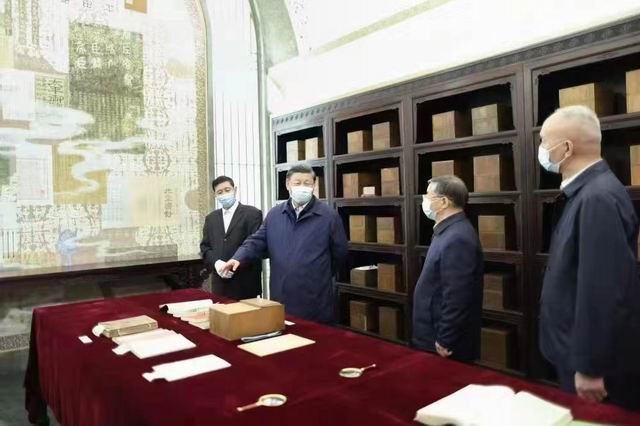 调整大小 杜泽逊校友向习近平总书记介绍版本馆内容2.jpg