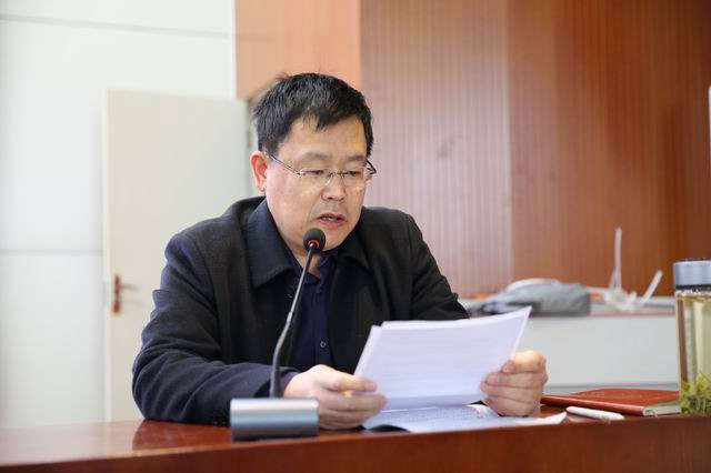 调整大小 政教处主任张晓峰主持会议.JPG