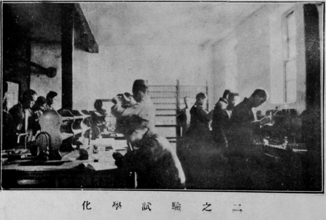 调整大小 化学实验室.jpg