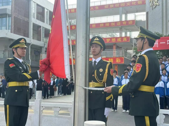 滕州一中举行“运动燃激情 奋斗正当时”体育运动主题升旗仪式191.png