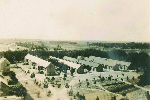 调整大小 第一排是图书馆,后几排是学生宿舍.jpg