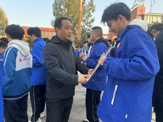 滕州一中举行“运动燃激情 奋斗正当时”体育运动主题升旗仪式712.png