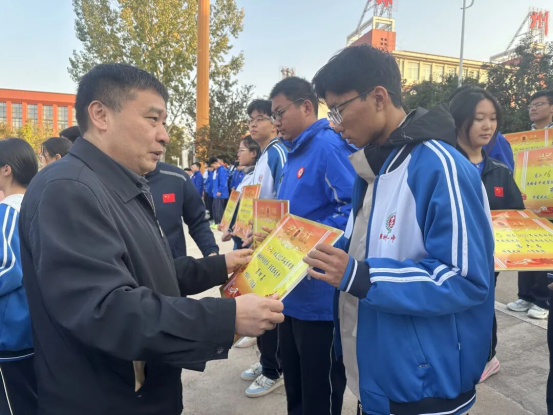 滕州一中举行“运动燃激情 奋斗正当时”体育运动主题升旗仪式711.png