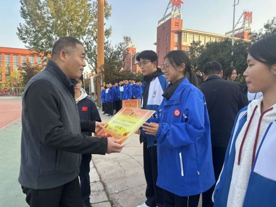 滕州一中举行“运动燃激情 奋斗正当时”体育运动主题升旗仪式710.png