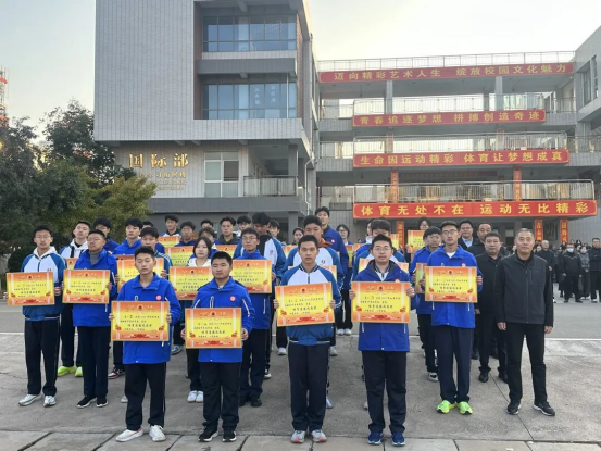 滕州一中举行“运动燃激情 奋斗正当时”体育运动主题升旗仪式714.png