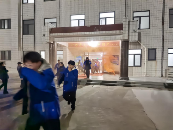2026.1.7高二二部成功开展夜间消防应急疏散演练297.png