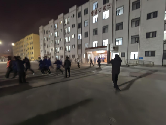 2026.1.7高二二部成功开展夜间消防应急疏散演练300.png