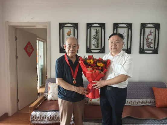 滕州一中党委走访慰问530.png