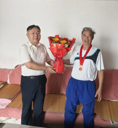 调整大小 滕州一中党委走访慰问543.png