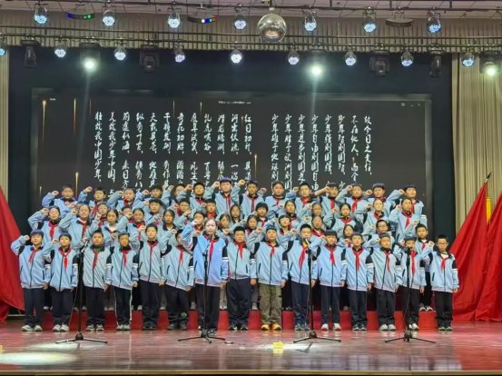 简篇-童绘中国红 声颂家国情——滕州市至善学校小学部举行经典诵读展演暨国庆假期实践活动颁奖仪式