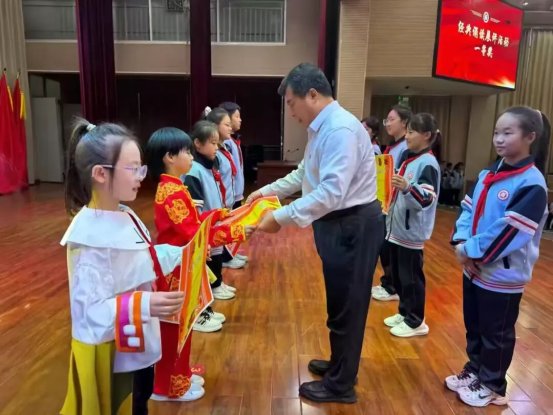 简篇-童绘中国红 声颂家国情——滕州市至善学校小学部举行经典诵读展演暨国庆假期实践活动颁奖仪式