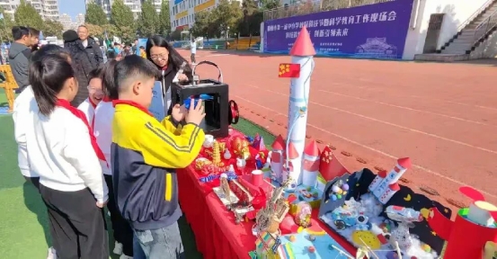 简篇-滕州市至善学校亮相首届中小学校园科技节：科创风采闪耀活动现场