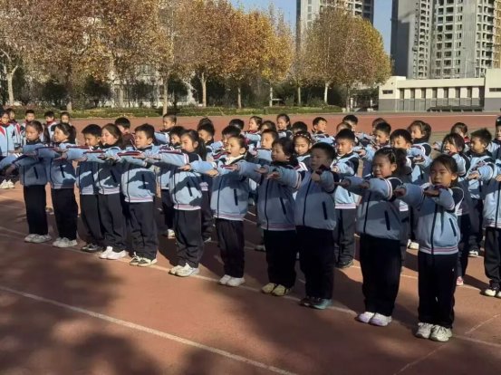 简篇-至善少年展英姿 步履铿锵绽风采 ——至善学校小学部队列队形展评活动