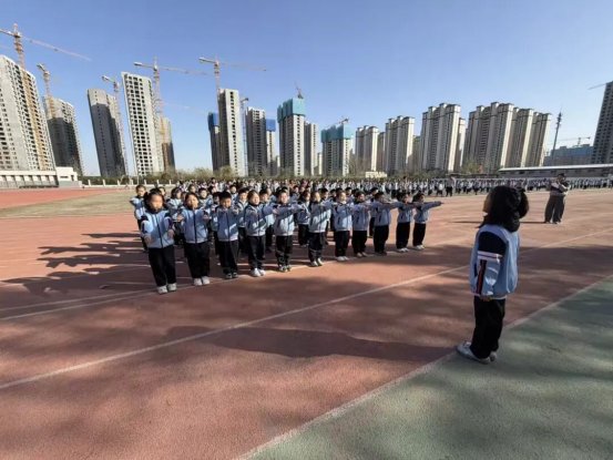 简篇-至善少年展英姿 步履铿锵绽风采 ——至善学校小学部队列队形展评活动