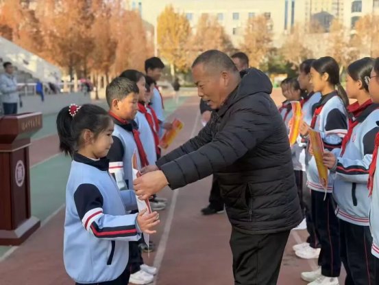 简篇-至善少年展英姿 步履铿锵绽风采 ——至善学校小学部队列队形展评活动