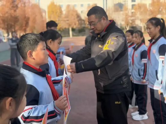 简篇-至善少年展英姿 步履铿锵绽风采 ——至善学校小学部队列队形展评活动