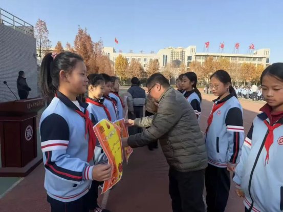 简篇-至善少年展英姿 步履铿锵绽风采 ——至善学校小学部队列队形展评活动