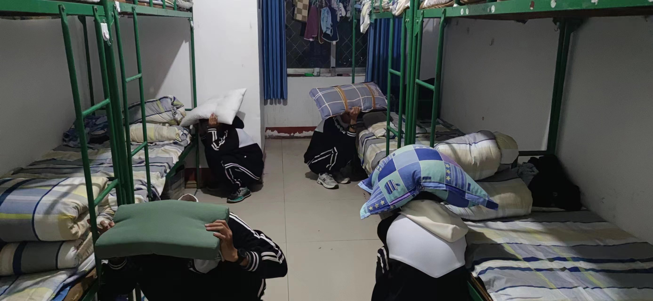 高一年级组织宿舍晚间防震应急疏散演练 - 滕州二中新校