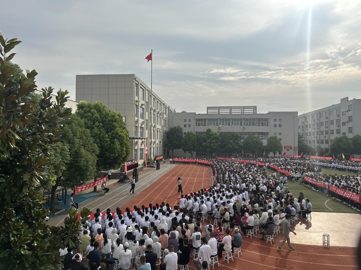 尚贤中学九年级新学期新目标新征程启动大会隆重召开 - 滕州尚贤中学