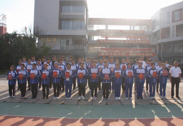 东校区举办新学年开学典礼暨学生行为规范养成月启动仪式 - 山东省滕州市第一中学