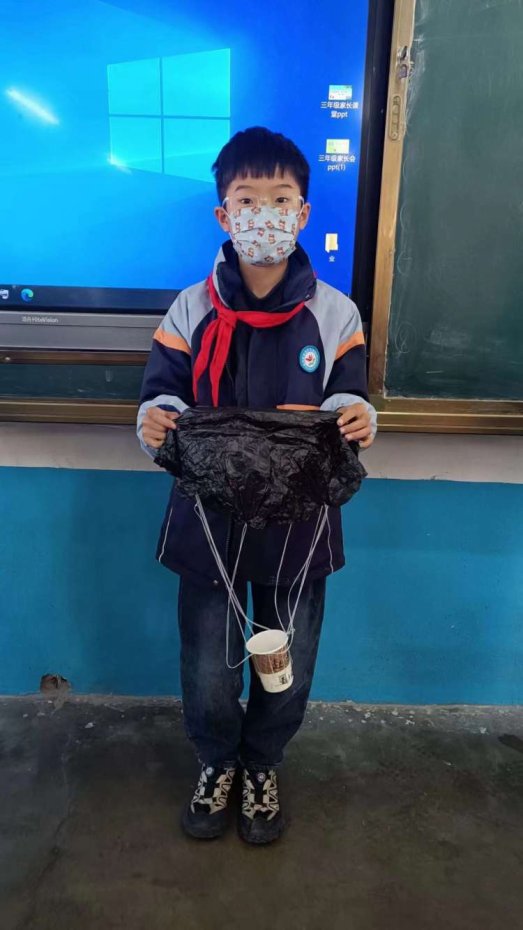 物尽其用空降惊喜柴里矿区学校举行自制降落伞比赛